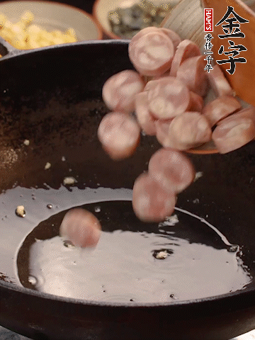 余油煸出开云·kaiyun
烤肠香味，盛出备用。