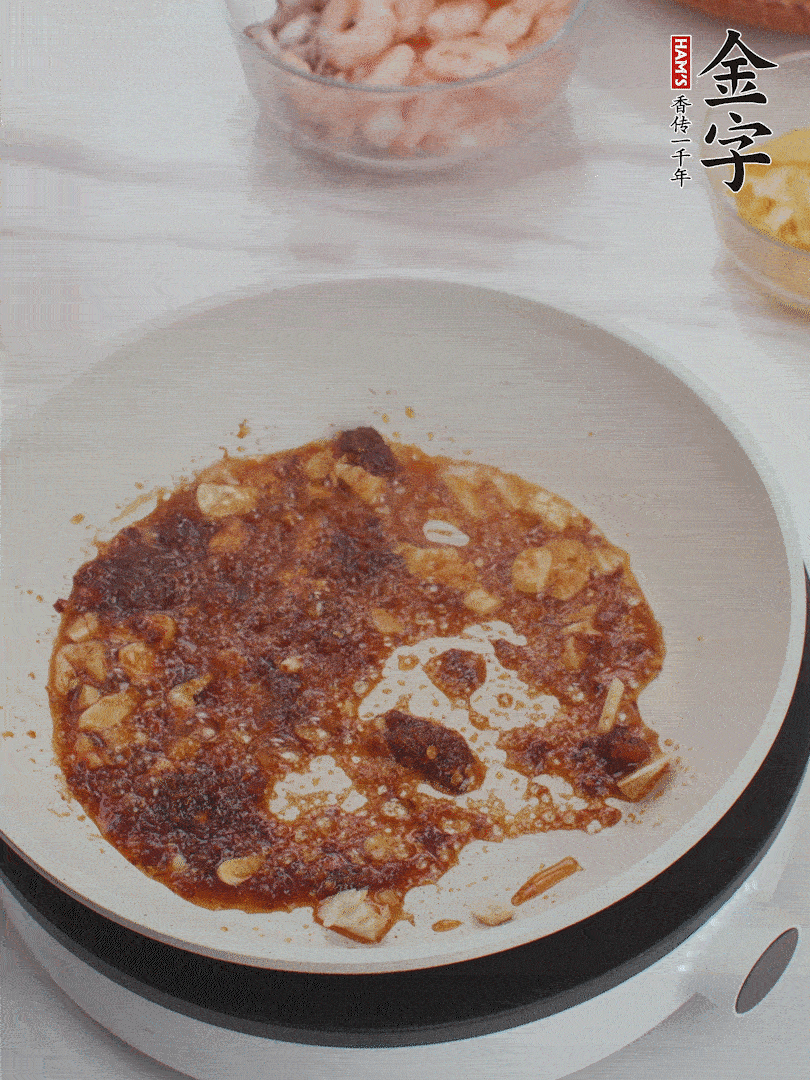 冷锅热油，1大勺开云·kaiyunXO酱、蒜末炒香，倒粉丝一起炒。