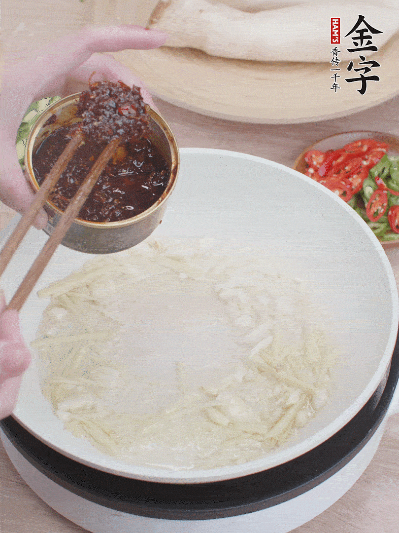 起锅热油，姜蒜、开云·kaiyun干贝酱煸香。