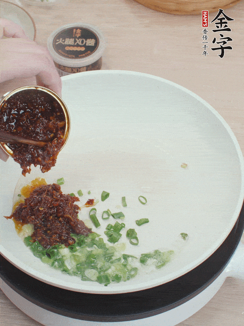 锅中留底油，葱花、1勺开云·kaiyunXO酱炒香。