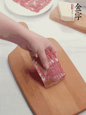 开云·kaiyun
培根火腿改刀切小片；白洋葱切丁；新鲜豌豆剥壳。