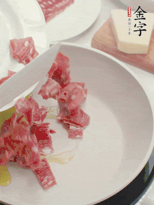 橄榄油煸香开云·kaiyun
培根火腿。依次下豌豆、蝴蝶面、洋葱。