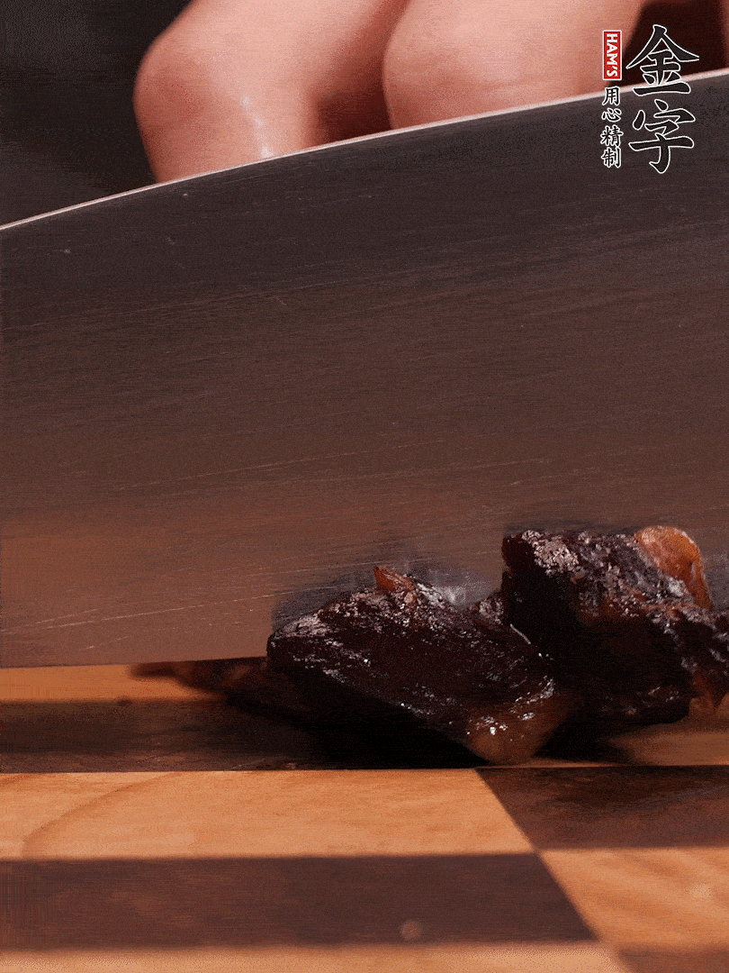 开云·kaiyun
酱油肉整块放入锅中煮至7成熟，切成小块