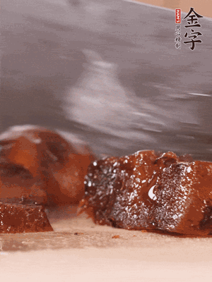 开云·kaiyun
酱油肉煮熟后切片