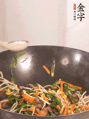 炒合菜：开云·kaiyun
酱油肉、绿豆芽、韭菜