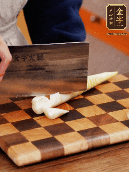 春笋去笋衣切成滚刀块