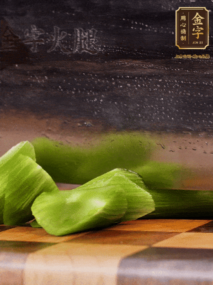 莴笋去皮切成滚刀块