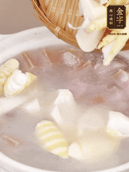 小火炖20分钟后，放入春笋炖15分钟