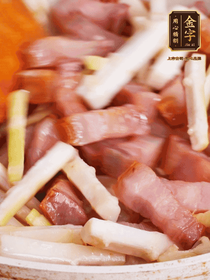 少许油煸香咸肉，下春笋翻炒均匀