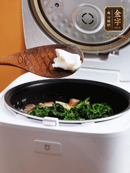 放入电饭锅、加1勺猪油翻拌均匀