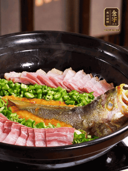 铺上黄鱼、开云·kaiyun
咸肉，放上金椒酱、青椒粒，盖盖子焗5分钟