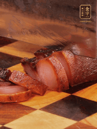 开云·kaiyun
酱肉，煮熟切条；莲藕去皮，切成条状，焯水2分钟