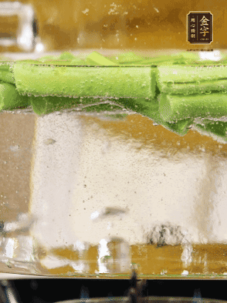 豆角切成段，加油焯水1分钟