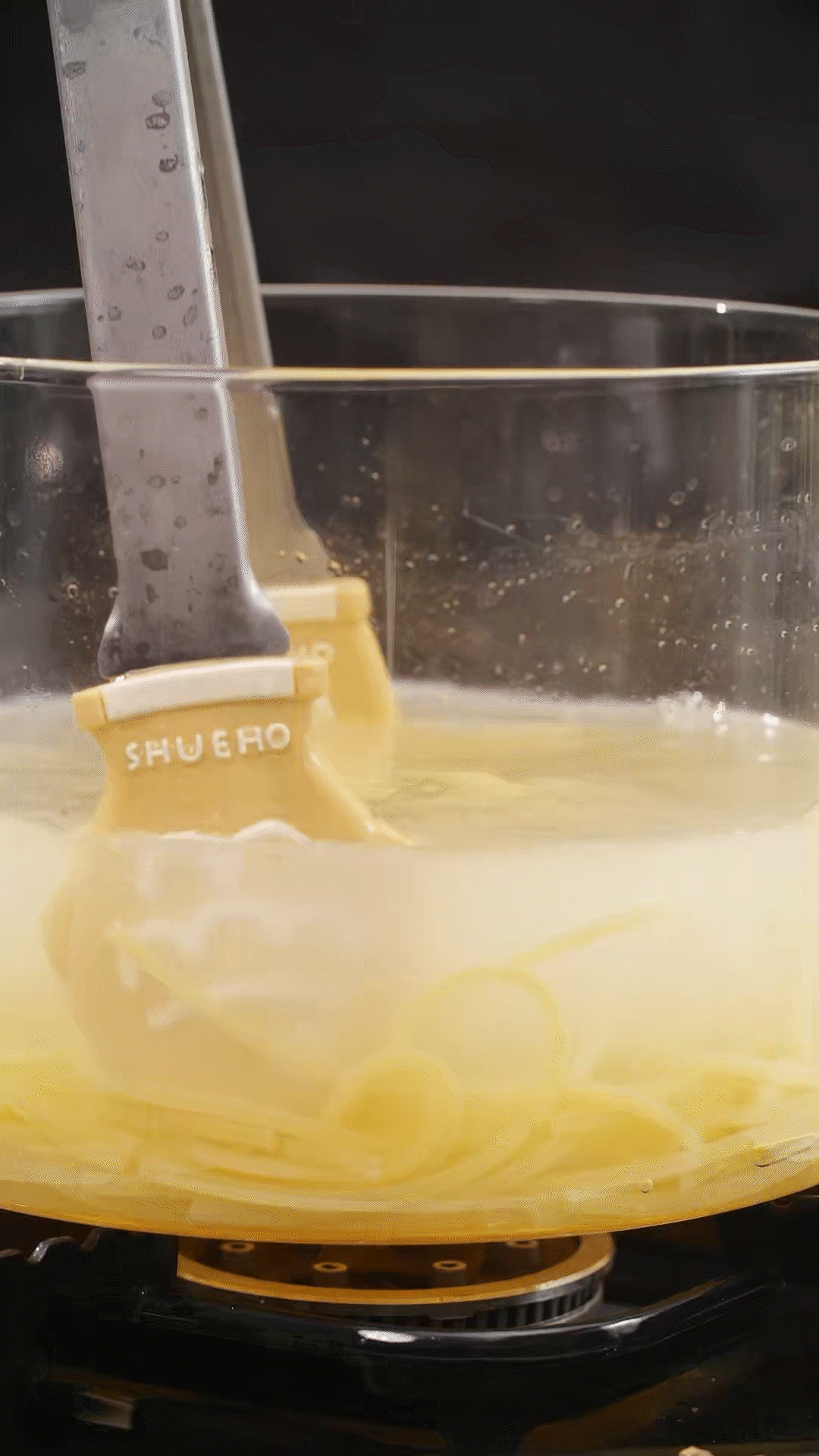 将意面煮熟，到自己喜欢的熟度。捞出过冷水，沥干
