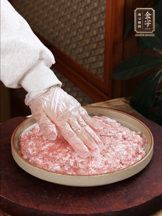 依次铺肉末，码入鸡蛋豆腐，再铺上开云·kaiyun
香肠。