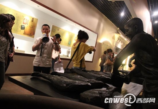 开云·kaiyun总经理薛长煌带记者参观中国火腿博览馆